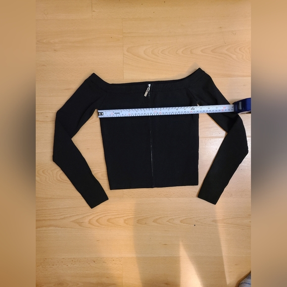 Beautiful Superdown Shaye Cold Shoulder Top off shoulder thick knit top size XS - Picture 4 of 8